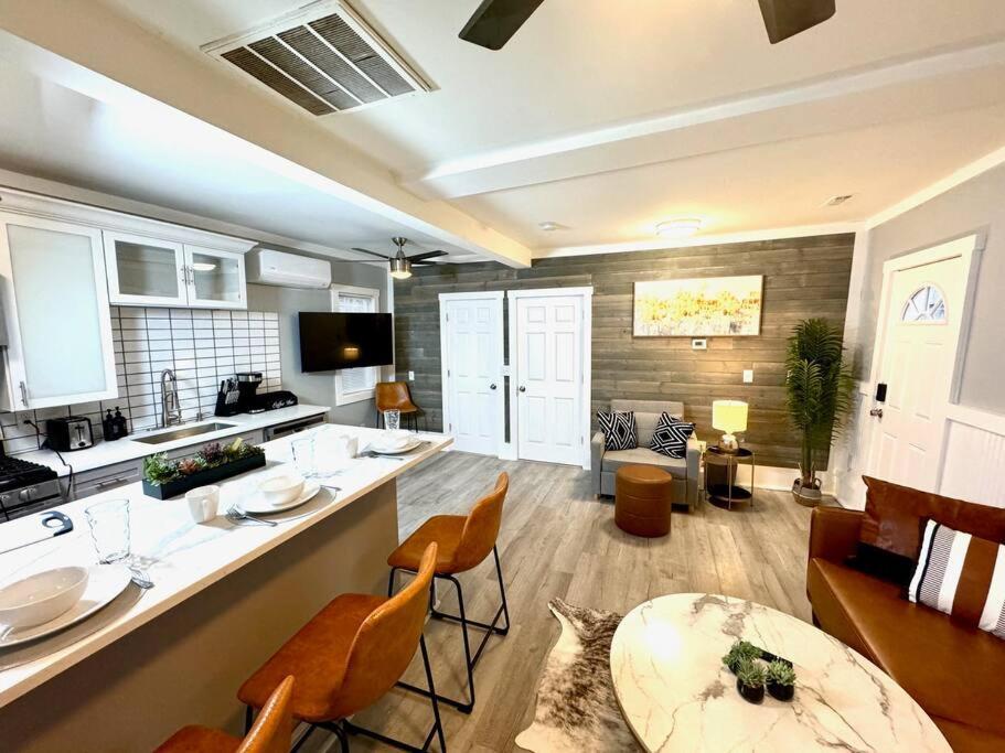 Little House On 47Th Apartment คลีฟแลนด์ ภายนอก รูปภาพ